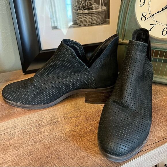 Steve Madden Kolina Black Perforated Leather Black Bootie Stacked Heel. Size 7.5 - Picture 4 of 10